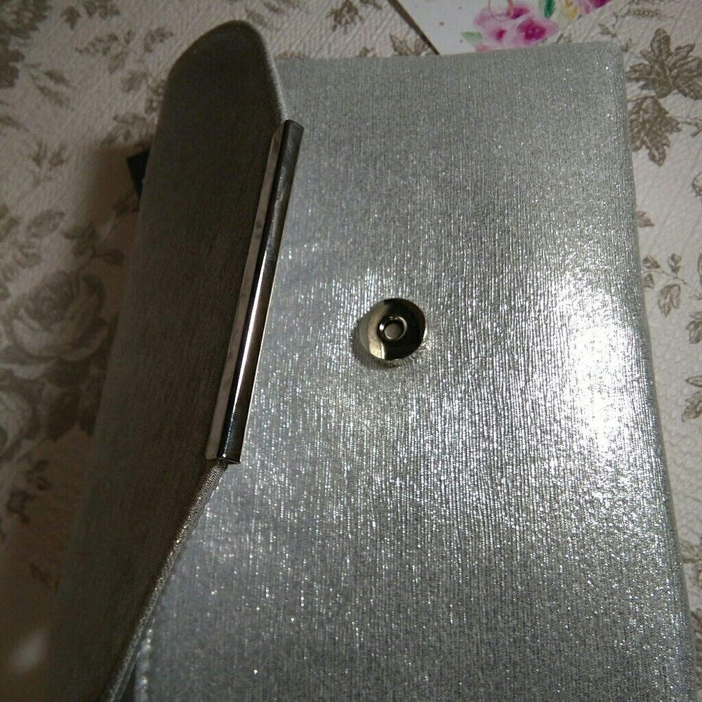 Silver clutch 👜🛍👜 - Picture 7 of 8